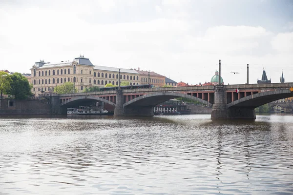 City Prague, Cseh Köztársaság. Kilátás a folyóra és a hidak — Stock Fotó