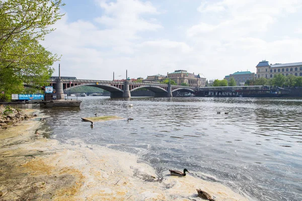 Stad Praag, Tsjechische Republiek. Uitzicht op de rivier en bruggen vanaf — Stockfoto