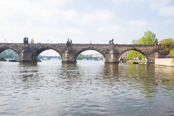 Ville Prague, République tchèque. Vue sur la rivière et le pont de r — Photo