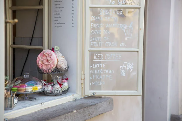 City Prague, Republika Czeska. Kawiarnia na świeżym powietrzu, ciasta w oknie a — Zdjęcie stockowe