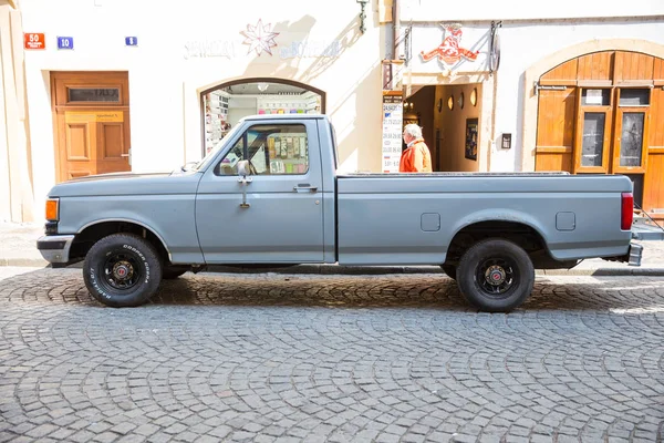 Ville Prague, République tchèque. Il y a une vieille voiture grise sur le monstre — Photo