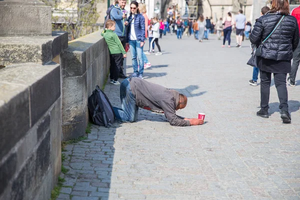 City Prague, Czech Republic. On the street the beggar treats peo — Stock Photo, Image