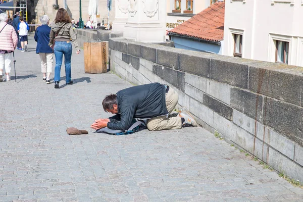 City Prague, Czech Republic. On the street the beggar treats peo — Stock Photo, Image