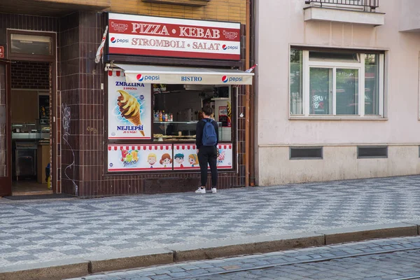 City Prague, Republika Czeska. Na ulicy facet kupuje Fast food. — Zdjęcie stockowe