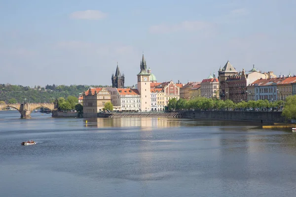 Ciudad Praga, República Checa. Vista al río y puentes desde —  Fotos de Stock
