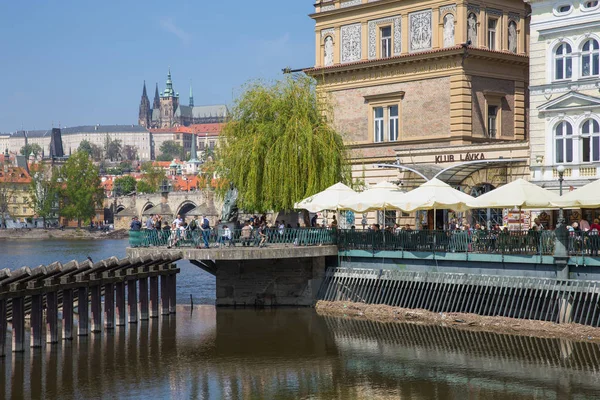 Ville Prague, République tchèque. Les gens s'assoient sur la terrasse extérieure a — Photo