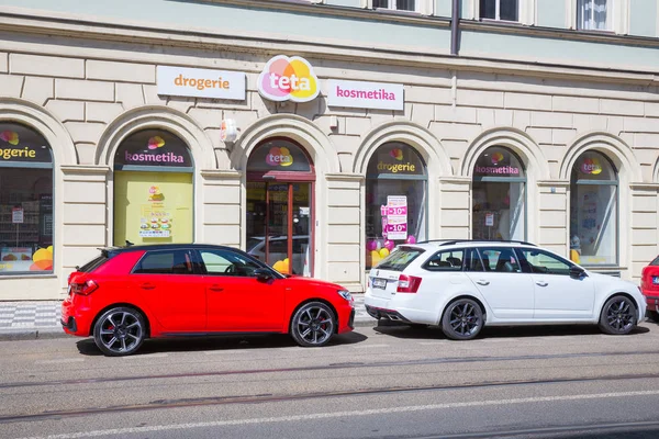 Ville Prague, République tchèque. Rue de la ville avec des voitures, voie de tramway et — Photo