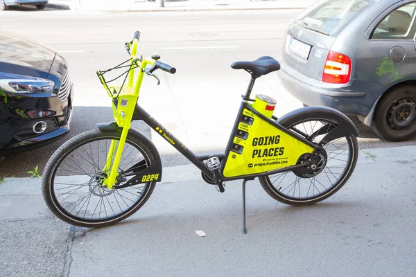 Stadt Prag, Tschechische Republik. Es steht ein Leihfahrrad auf der Straße — Stockfoto