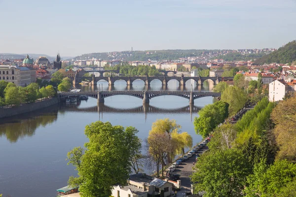 Şehir Prag, Çek Cumhuriyeti. Dağdan nehre manzara — Stok fotoğraf