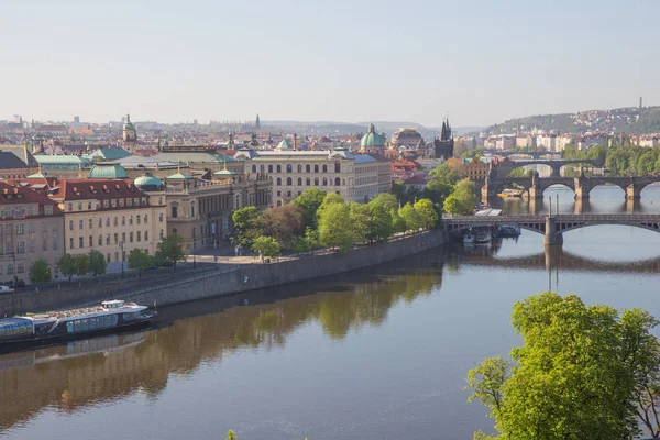 Şehir Prag, Çek Cumhuriyeti. Dağdan nehre manzara — Stok fotoğraf