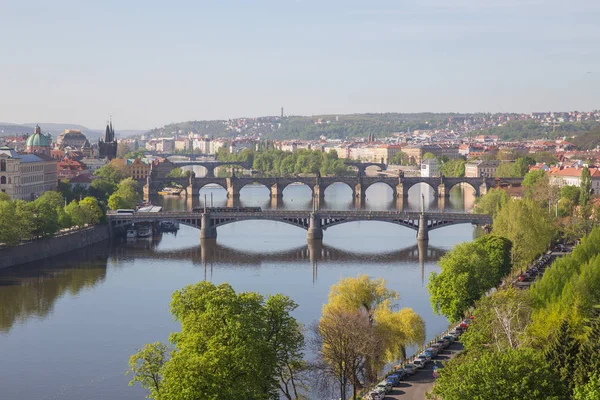 Şehir Prag, Çek Cumhuriyeti. Dağdan nehre manzara — Stok fotoğraf