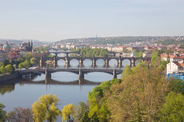 Şehir Prag, Çek Cumhuriyeti. Dağdan nehre manzara — Stok fotoğraf