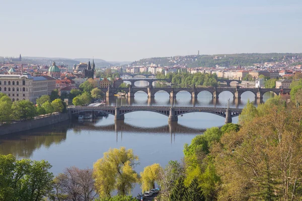 Stadt Prag, Tschechische Republik. Blick vom Berg auf den Fluss — Stockfoto