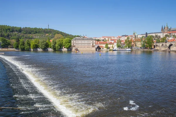 Ville Prague, République tchèque. Bâtiments anciens et loc de la rivière Vltava — Photo