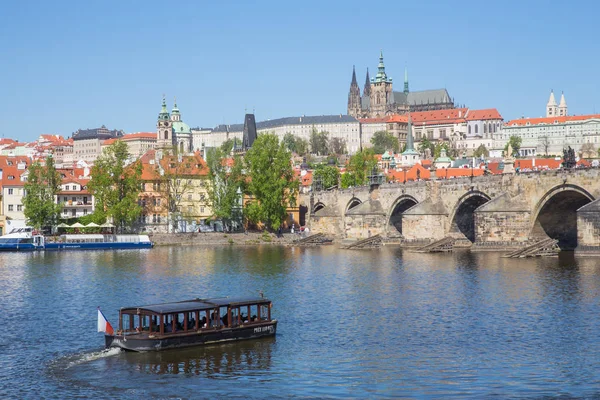 Stadt Prag, Tschechische Republik. Touristen auf der Karlsbrücke. sta — Stockfoto