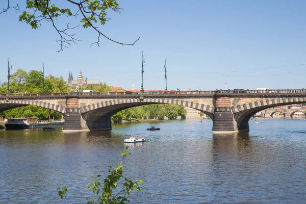 Stad Praag, Tsjechische Republiek. Uitzicht op de rivier en de brug van r — Stockfoto