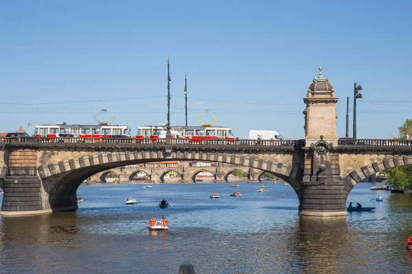 Şehir Prag, Çek Cumhuriyeti. R'den nehre ve köprüye bakış — Stok fotoğraf