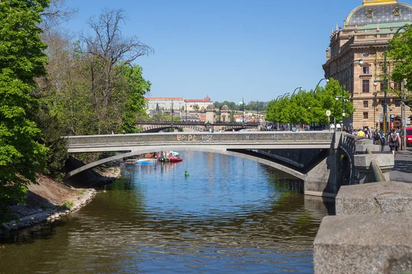 Stad Praag, Tsjechische Republiek. Uitzicht op de rivier en de brug van r — Stockfoto