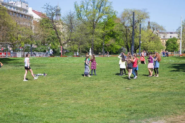 City Prague, Czech Republic.  Children play games in the city pa — Stock Photo, Image