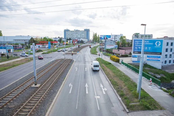 City Prague, Republika Czeska. Ulica miejska z samochodami, droga tramwajowa i — Zdjęcie stockowe