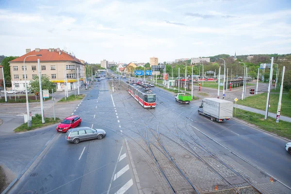 Ciudad Praga, República Checa. Calle de la ciudad con coches, tranvía y — Foto de Stock