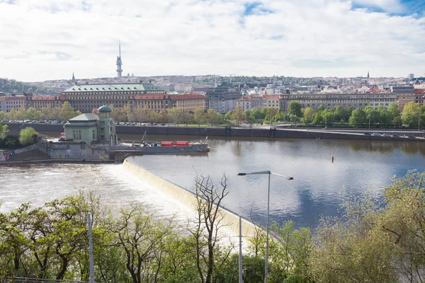 Ville Prague, République tchèque. Rivière Vltava et écluses, Prague cent — Photo