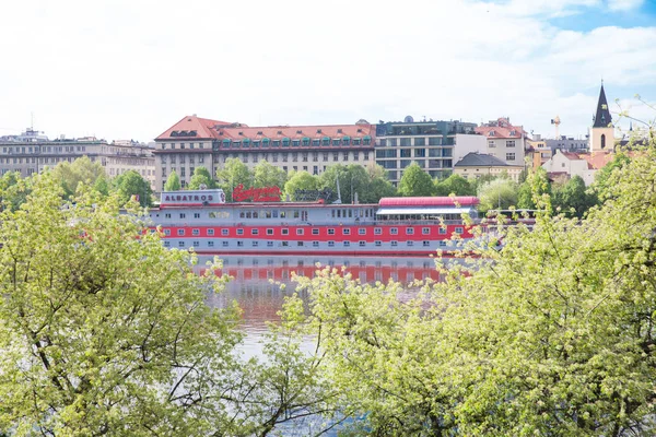 Stadt Prag, Tschechische Republik. alte Gebäude und Blick auf die Straße. vlt — Stockfoto