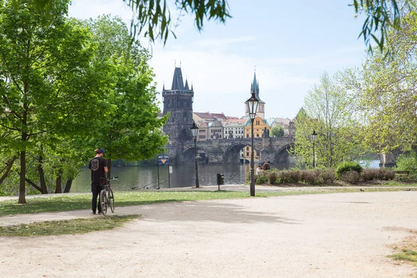 Vieux pont Charles et bâtiments. Rivière Vltava avec éblouissement. Trave — Photo