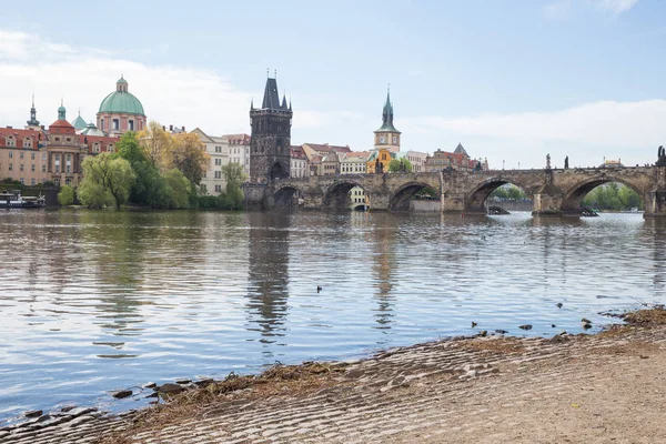 Oude Karelsbrug en gebouwen. Rivier de Moldau met schittering. Trave — Stockfoto