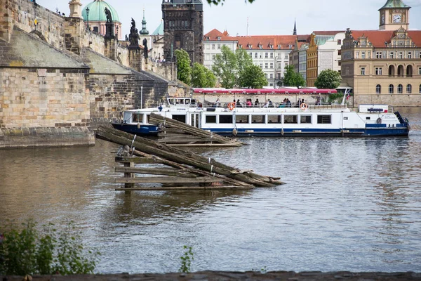 Ville Prague, République tchèque. Touristes sur le pont Charles. Sta — Photo