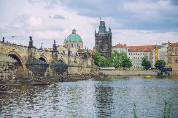 Stad Praag, Tsjechische Republiek. Toeristen op de Karelsbrug. Sta — Stockfoto