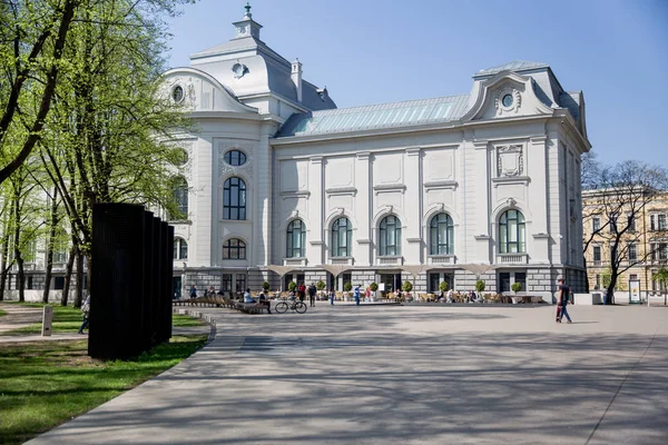 Cidade Riga, Letónia República. As pessoas estão descansando em um museu de arte . — Fotografia de Stock