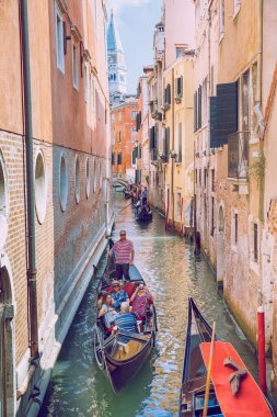 Şehir Venedik, İtalya cumhuriyet. boyunca bir gondol binmek turistler 