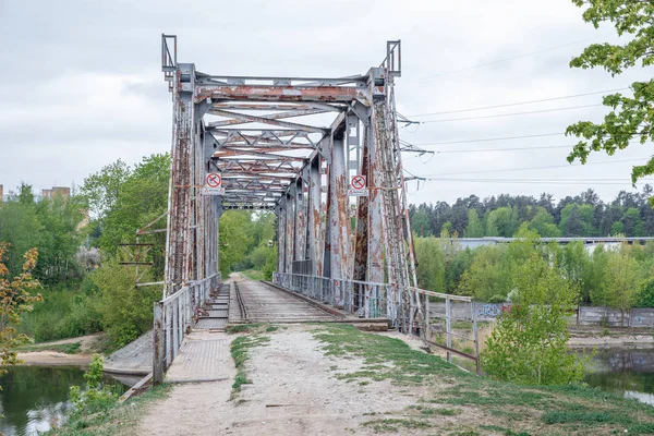 Πόλη Ρίγα, Λετονία. Παλιά σιδερένια γέφυρα. Σπασμένα κατασκευή και φυ — Φωτογραφία Αρχείου