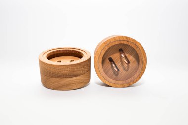 Şehir Riga, Letonya Cumhuriyeti. Altın ile el yapımı ahşap yüzük kutusu 