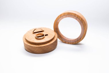 Şehir Riga, Letonya Cumhuriyeti. Altın ile el yapımı ahşap yüzük kutusu 