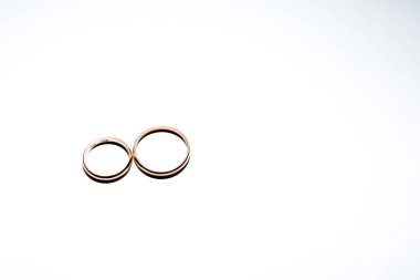 Şehir Riga, Letonya Cumhuriyeti. Beyaz backgro ile iki altın yüzük