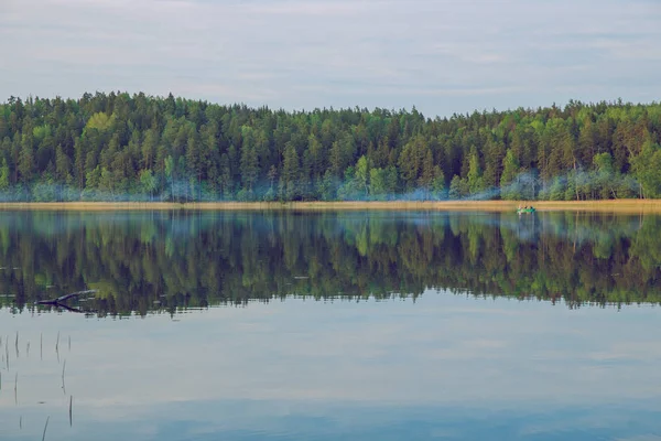 Stadt Roskums, lettische Republik. Blick auf den See mit einem Angeln — Stockfoto