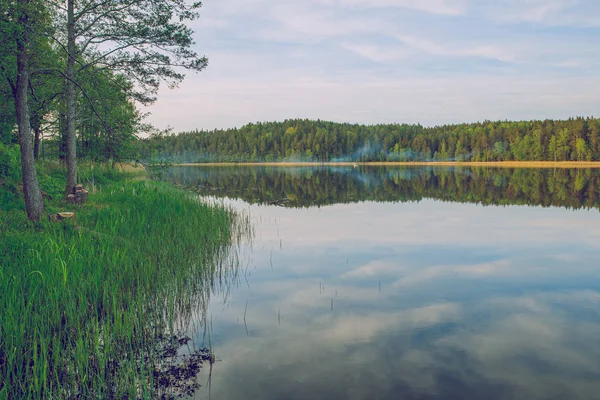 Stadt Roskums, lettische Republik. Blick auf den See mit einem Angeln — Stockfoto