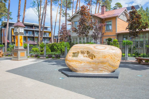 City Jurmala, Letonya Cumhuriyeti. Turistlerile Kentsel sokak görünümü 