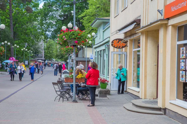 City Jurmala, Republika Łotewska. Miejski Widok ulicy z turystami — Zdjęcie stockowe