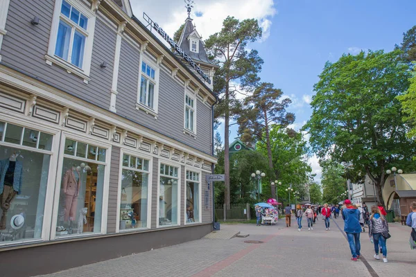 Ciudad Jurmala, República de Letonia. Vista urbana de la calle con turistas — Foto de Stock