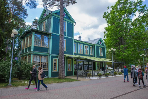 Cidade Jurmala, República da Letónia. Vista urbana de rua com turistas — Fotografia de Stock