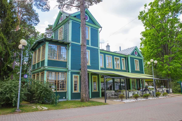 Ciudad Jurmala, República de Letonia. Vista urbana de la calle con turistas — Foto de Stock