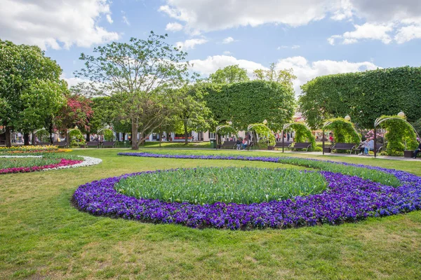 Ciudad Jurmala, República de Letonia. Vista urbana de la calle con turistas — Foto de Stock