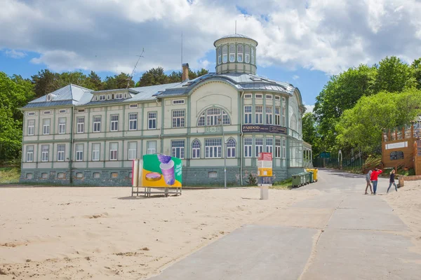 City Jurmala, Repubblica lettone. Vista sulla strada urbana con turisti — Foto Stock