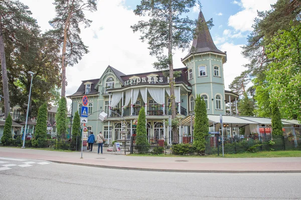 Cidade Jurmala, República da Letónia. Vista urbana de rua com turistas — Fotografia de Stock