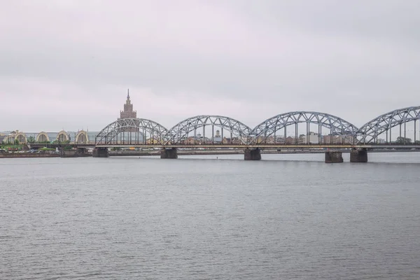 Şehir Riga, Letonya Cumhuriyeti. Nehir Daugava ile demiryolu köprüsü a — Stok fotoğraf