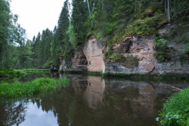 Şehir Straupe, Letonya Cumhuriyeti. Kırmızı kayalar ve Brasla Nehri. Gree