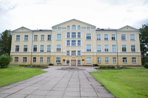 Ciudad Priekuli, República de Letonia. Vieja mansión donde está la escuela. Grita. — Foto de Stock